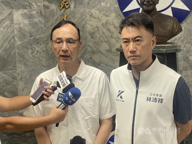花蓮縣馬太鞍溪堰塞湖溢流重創光復鄉，國民黨主席朱立倫（左）26日晚間出席基隆市黨部舉辦的黨員慶生活動，接受媒體聯訪時，對於花蓮救災表示，只要有需要，國民黨一定會全力以赴。圖右為國民黨立委林沛祥。中央社記者王朝鈺攝　114年9月26日