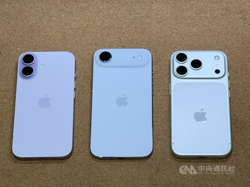 蘋果iPhone新手機在台開賣一週,各通路仍然供不應求,左起為6.3吋iPhone 17、6.5吋iPhone Air、6.3吋iPhone 17 Pro。中央社記者吳家豪攝 114年9月26日