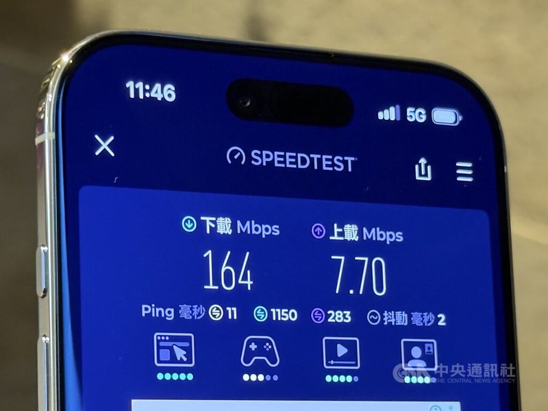 蘋果iPhone新機開賣後供不應求,輕薄款iPhone Air搭配eSIM(嵌入式SIM卡),實測5G下載速度可達到164Mbps。中央社記者吳家豪攝 114年9月26日