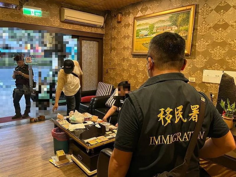移民署嘉義縣專勤隊查獲仲介公司引進越南移工迫其賣淫，日前搜索仲介公司。（移民署提供）中央社記者蔡智明傳真　114年9月26日