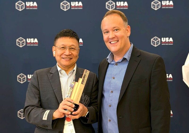 台灣在大阪世博推出的TECH WORLD館入圍「世界博覽會奧林匹克評選」4大獎項，館內的「生命劇場」獲頒最佳展覽或展示獎。圖為TECH WORLD館館長邱揮立與評選單位TEDA執行總監Travis Staton合影。（TECH WORLD館提供）中央社記者楊明珠東京傳真 114年9月26日