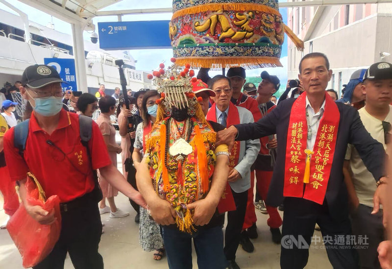 雲林北港朝天宮與澎湖天后宮舉辦「雙媽會」，26日由朝天宮董事長蔡咏鍀（右2）率同友廟及陣頭搭船抵澎，澎湖天后宮主委蔡光明（前中）等人前往馬公港接駕北港朝天宮媽祖。中央社  114年9月26日
