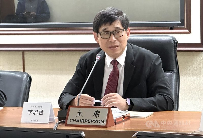 經濟部26日舉行113年度全國電力資源供需報告記者會,提出未來10年用電需求評估與電源開發規劃。經濟部能源署代理署長李君禮(圖)表示,維持再生能源占比2026年11月達到20%目標不變。中央社記者蘇思云攝 114年9月26日