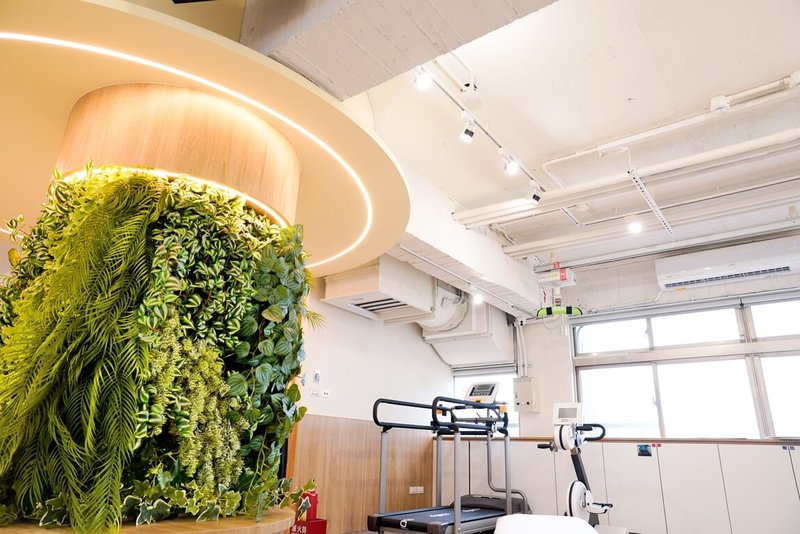 新北市板橋溪崑日照中心26日正式啟用，可服務25名身心障礙者，內裝採用輕工業風，保留清水模，入口處有魚菜共生等綠色植栽，還有情緒紓緩休憩空間等。（新北市社會局提供）中央社記者黃旭昇新北市傳真  114年9月26日