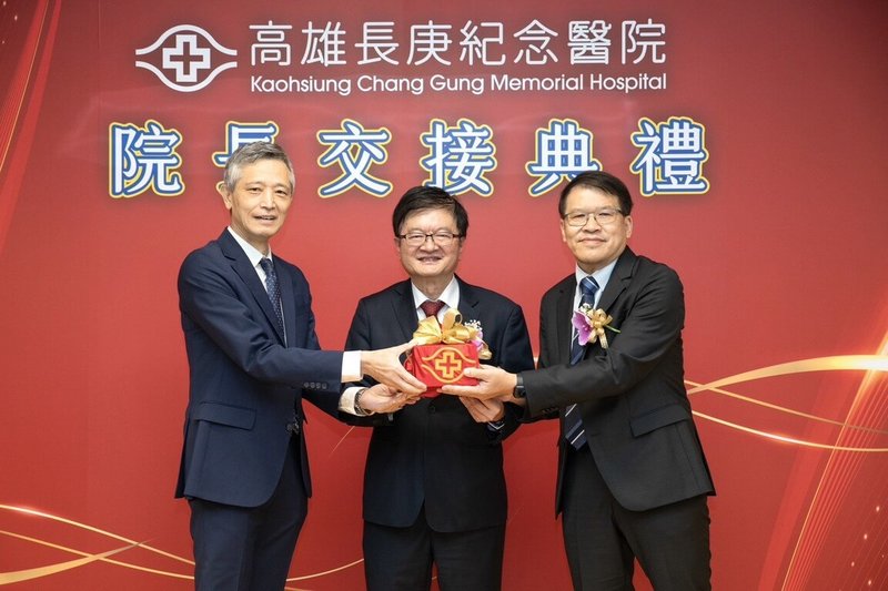 高雄長庚紀念醫院26日舉辦院長交接典禮，現任院長王植熙（左）交棒給新任院長藍國忠（右）。（高雄長庚提供）中央社記者林巧璉傳真  114年9月26日