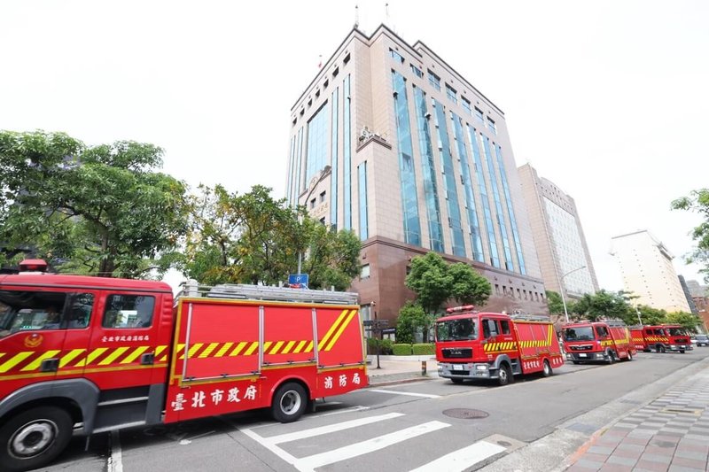花蓮馬太鞍溪堰塞湖溢流釀嚴重死傷，台北市消防局26日指出，當地災後復原工作持續進行，下午已派遣4輛大型水箱消防車、1輛警備車，包含警消6人、義消8人前往災區馳援，隊伍火速啟程。（台北市消防局提供）中央社記者劉建邦傳真　114年9月26日