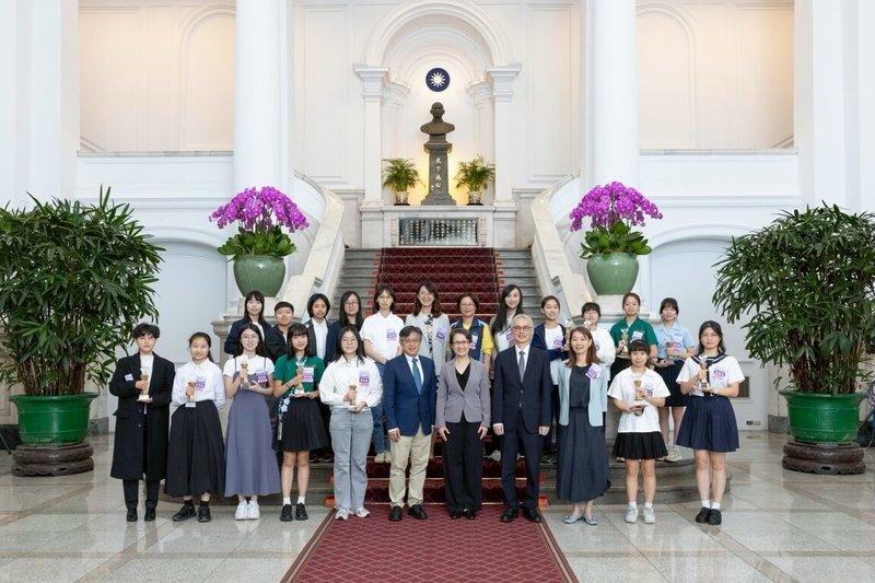 副總統蕭美琴（前右5）26日接見2025資安女婕思獲獎團隊時表示，期盼年輕世代應用新技術與科技，克服各項挑戰、解決社會問題及協助產業均衡發展，讓台灣更好。（總統府提供）中央社記者溫貴香傳真　114年9月26日