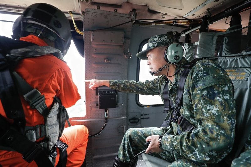陸軍司令呂坤修（右）上將空勘花蓮災區整體災情。（陸軍司令部提供）中央社記者吳書緯傳真 114年9月26日