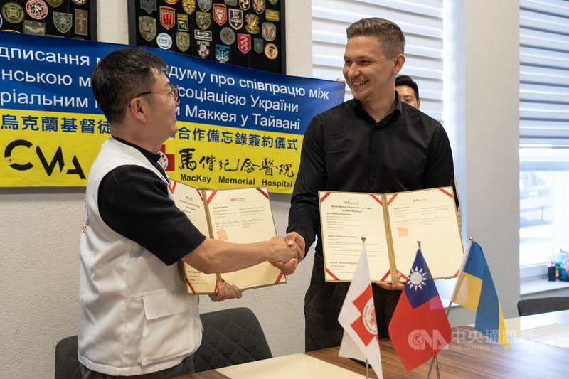 馬偕紀念醫院醫療團第6度前往烏克蘭執行義診與教育任務,並與烏克蘭志工組織「基督教醫療協會」(Christian Medical Association)深化合作,共同推動臨床醫療與教育。圖為馬偕國際醫療中心主任蔡維德(左)與協會主席米霍維奇(Rudi Myhovych)(右)簽署合作備忘錄。中央社記者陳彥婷利維夫攝 114年9月26日