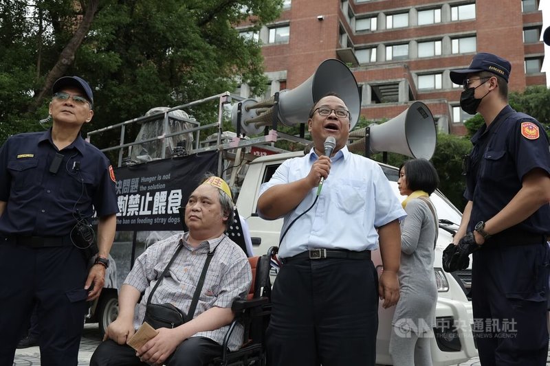 動保人士26日號召在農業部前集會,表達反對「禁餵無主動物入法」立場,農業部動物保護司司長江文全(前右2)出面與抗議群眾溝通回應。中央社記者翁睿坤攝 114年9月26日