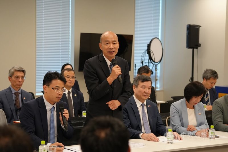 立法院長韓國瑜(前排左2)26日率領跨黨派立委訪團拜會日本在野黨國民民主黨,駐日代表李逸洋(前排右2)與會。韓國瑜以「外圓內方」,面對人的時候要想到「圓」,面對事情的時候要想到「方」,作為國會議員遇到挑戰時的共同勉勵。中央社記者楊明珠東京攝 114年9月26日