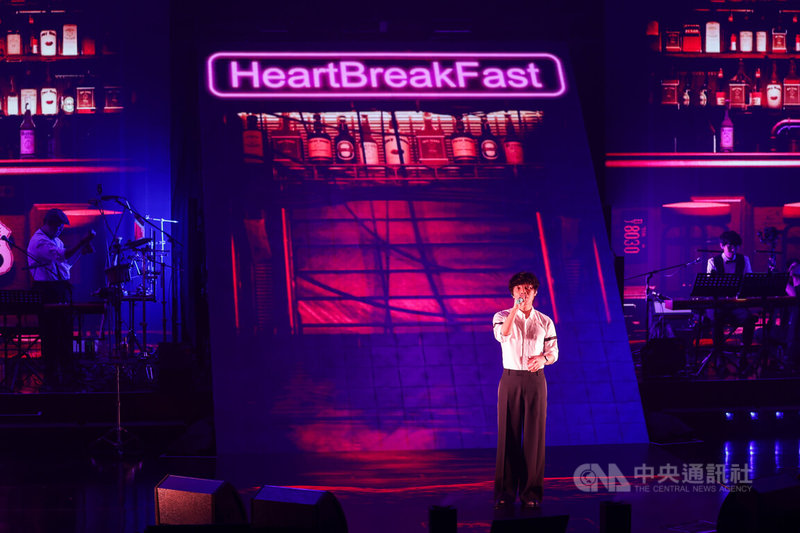 藝人盧廣仲(中)26日晚間在台北國際會議中心舉行「HeartBreakFast 傷心早餐店」演唱會,抒情開唱。中央社記者裴禛攝 114年9月26日