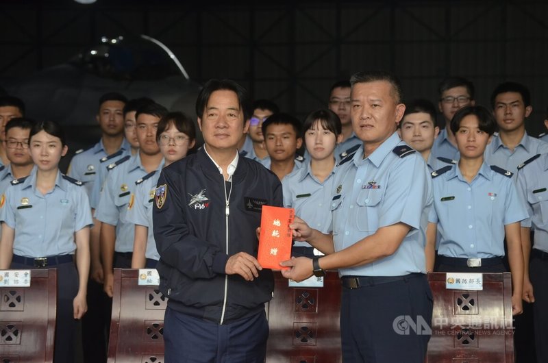 總統賴清德(前左)在26日中秋節前勗勉空軍第4戰術戰鬥機聯隊並頒贈加菜金,由聯隊長楊全文(右)代表接受。中央社記者蔡智明攝 114年9月26日