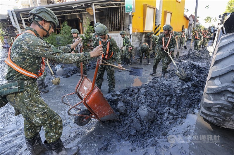 圖為花蓮馬太鞍溪堰塞湖溢流重創光復鄉，國軍弟兄動員投入救災。（中央社檔案照片）