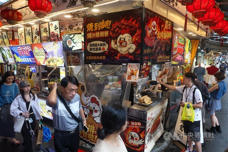 勞動部最低工資審議會今天決議最低工資調幅3.18%，工商團體籲政府盡速提配套方案。（中央社檔案照片）