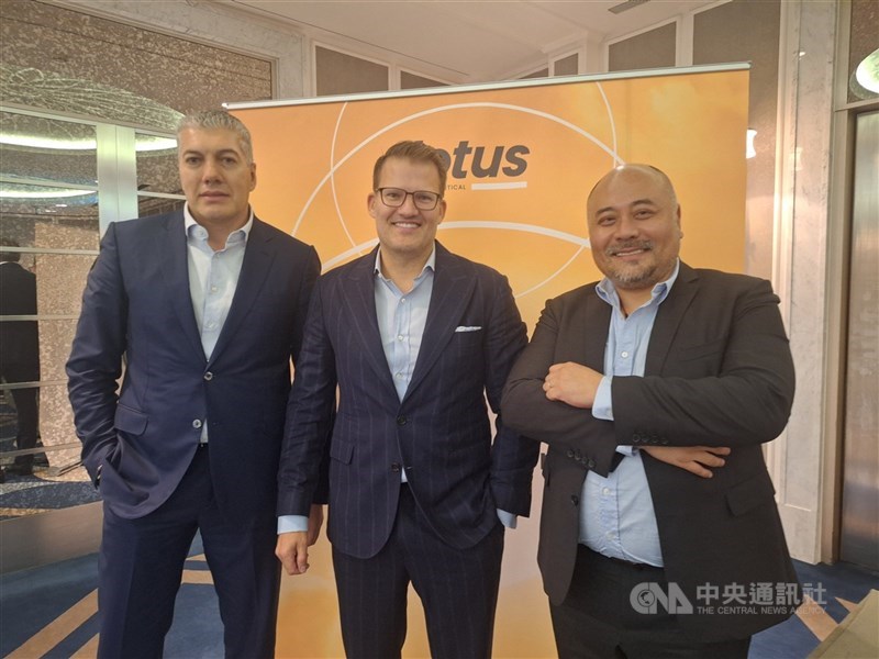 圖左起為美時製藥總經理威茲哈洛夫（Petar Vazharov）、董事長韋斯曼（Róbert Wessman）及發言人沈燁。 （中央社檔案照片）
