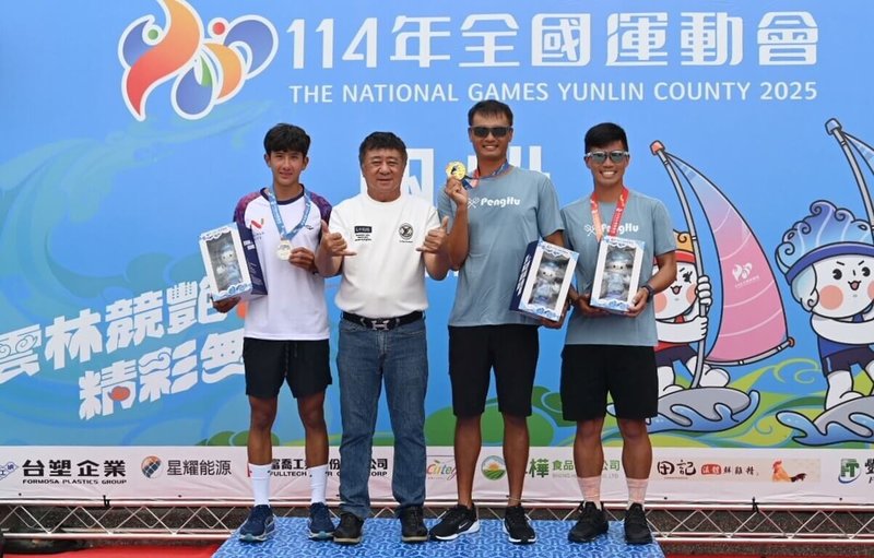 2025全國運動會帆船賽26日落幕,台南市共囊括7金7銀4銅表現最佳,宜蘭縣以3金3銀6銅居次,地主澎湖縣則拿下3金3銀2銅,中華民國帆船協會理事長陳雙全(左2)出席頒獎。(澎湖帆協會提供)中央社 114年9月26日