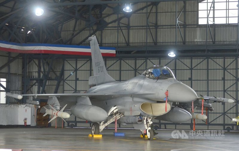總統賴清德26日秋節勗勉空軍第4聯隊,空軍特別將F-16V戰機滿載掛彈AIM-120中程空對空飛彈、AIM-9響尾蛇短程空對空飛彈、AGM-88聯合空對地距外飛彈及狙擊手莢艙,展示F-16V強大火力。中央社記者蔡智明攝 114年9月26日