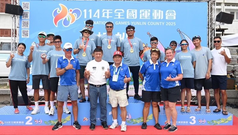2025全國運動會帆船賽在澎湖舉行，共有來自全台10縣市的122名選手參賽，26日圓滿落幕，由中華民國帆船協會理事長陳雙全（前左2）等人頒獎表揚各縣市優勝選手。（澎湖帆協會提供）中央社　114年9月26日