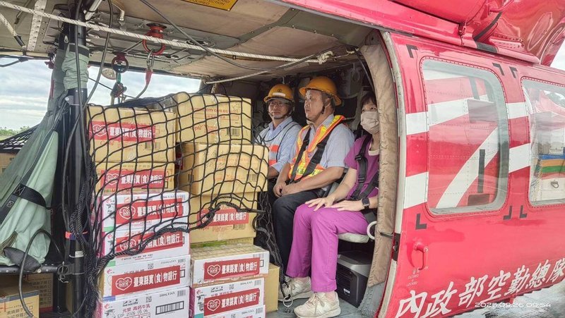 南橫公路台東端新武段地基流失，包含利稻村等3部落聯外道路中斷，26日先透過直升機將醫護人員、台電工程技術人員及民生物資送入。（台電提供）中央社記者盧太城台東傳真　114年9月26日