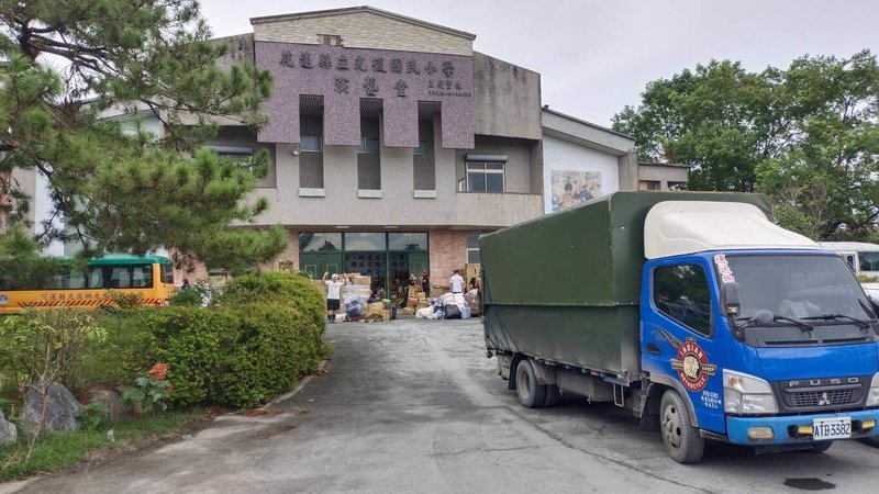 花蓮馬太鞍溪堰塞湖溢流釀嚴重死傷,消息傳出後各界愛心捐款物資紛紛湧入,光復國小風雨球場跟演藝堂已放滿物資,仍有物資車不斷來到。(花蓮FATA