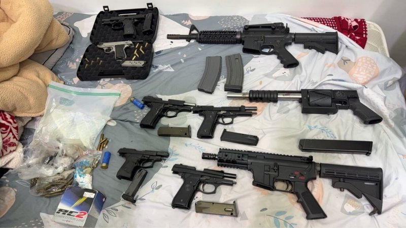 新竹市警察局第三分局26日指出，不肖人士以新竹市某工程行為掩護，從事槍枝改造等行為，經數月偵查跟監蒐證，日前前往搜索，查獲各式槍枝、子彈與大批改造工具。（警方提供）中央社記者魯鋼駿傳真　114年9月26日