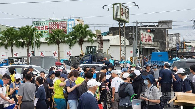 花蓮光復鄉因馬太鞍溪堰塞湖溢流災情嚴重,受災戶開始清理家園,民間單位發起志工協助活動,26日上午光復火車站前出現大量志工。中央社記者張祈攝 114年9月26日