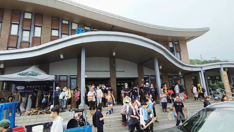 花蓮光復鄉因馬太鞍溪堰塞湖溢流災情嚴重,民間單位發起前進災區志工召募。台鐵26日起開放花蓮至光復站區間自強號站票。中央社記者張祈攝 114年9月26日