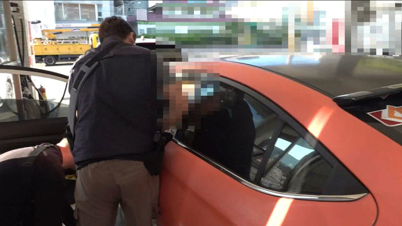 台中市警察局26日宣布破獲毒品案，陳姓犯嫌平時開跑車趴趴走，與買家進行毒品交易，日前在加油過程中，遭跟監警方逮獲。（民眾提供）中央社記者郝雪卿傳真  114年9月26日