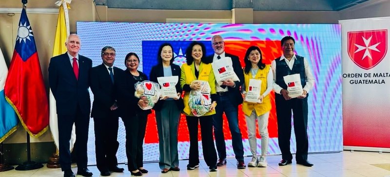 旅美非政府組織「幫幫忙基金會」會長鮑潘曉黛（右4）近日率團訪問友邦瓜地馬拉，與駐瓜大使張俊菲（左4）出席政府與在瓜合作單位物資捐贈儀式，協助提升弱勢族群生活。（幫幫忙基金會提供）中央社  114年9月26日