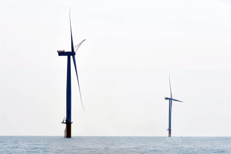 圖為苗栗外海離岸風電機組。（中央社檔案照片）