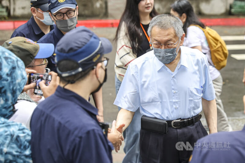 前台北市長柯文哲（右）23日在台北地方法院出庭。（中央社檔案照片）