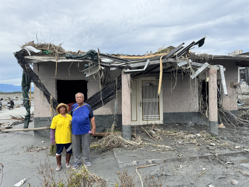 花蓮縣光復鄉東富村阿陶莫部落因日前堰塞湖溢流受災嚴重，居民巴大妹（左）與先生陳春龍（右）所居平房也慘遭淹沒受損，巴大妹26日說，這段時間暫住收容所，趁白天返家清理，希望能早點重建家園。中央社記者張祈攝  114年9月26日