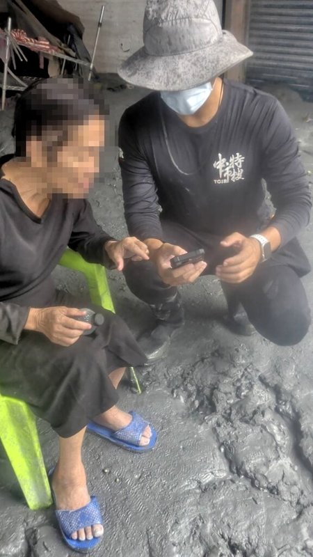 花蓮馬太鞍溪堰塞湖溢流釀災，台中市消防局特種搜救隊持續投入救援工作，26日有災民透露因手機遭洪水沖走，與家人失聯72小時，特搜人員立刻遞上手機，協助她與家人報平安。（台中市消防局提供）中央社記者趙麗妍傳真　114年9月26日