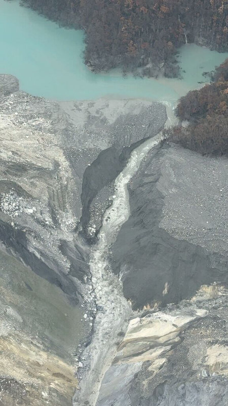 花蓮馬太鞍溪堰塞湖溢流釀災，原安裝在堰塞湖體的水位計也滅失，林保署花蓮分署26日協請內政部空中勤務總隊支援，以直升機搭載人員至堰塞湖空勘，評估重新安裝水位計方式。（農業部林業及自然保育署花蓮分署提供）中央社記者吳玟嶸傳真  114年9月26日