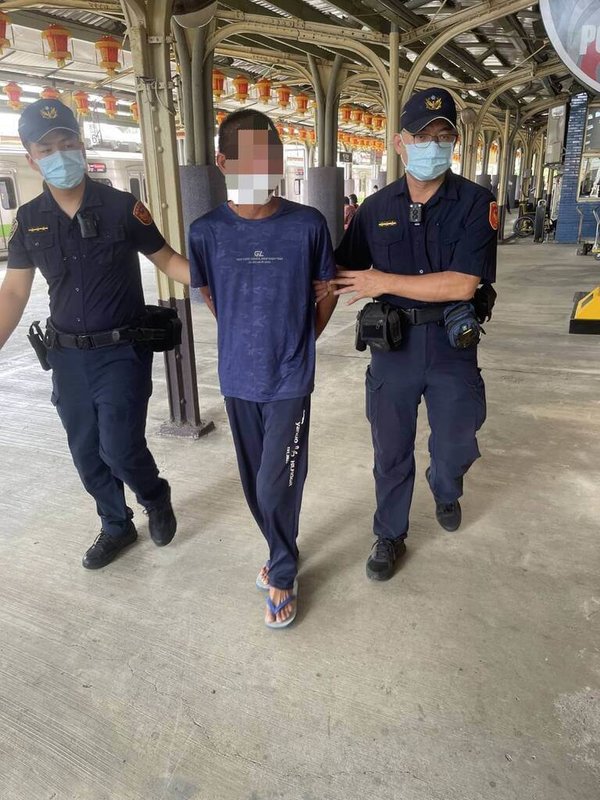 林姓街友常在沙鹿車站內無故作勢攻擊旅客、鬧事，鐵路警察局台中分局日前獲報，25日將他逮捕送辦。（民眾提供）中央社記者趙麗妍傳真  114年9月26日