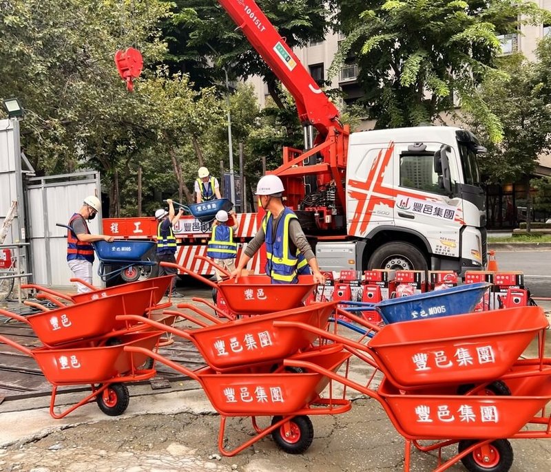 花蓮縣光復鄉因馬太鞍溪堰塞湖溢流造成嚴重災情，台中建商得知當地清理工具短缺，26日特別捐贈高壓沖洗機及單輪車等工具，將派車送抵光復當地。（業者提供）中央社記者郝雪卿傳真  114年9月26日