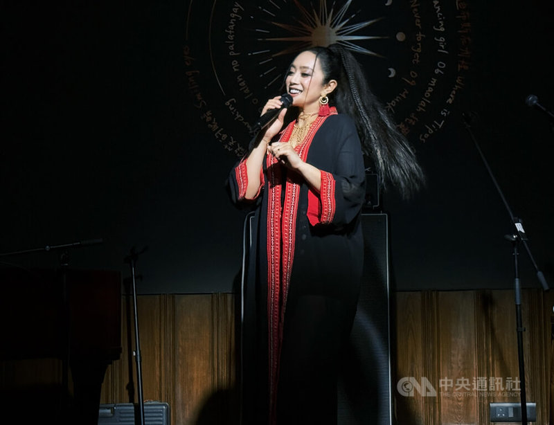 金曲歌后舞思愛(圖)與知名樂手明馬丁在「2025台灣原住民音樂之夜」一連演出「餵奶歌」、「白米酒」、「日出東方」等原住民歌謠後,再以「青蘋果樂園」、「一個人跳舞」、「牽手」,及印度國民情歌Tum Hi Ho、西洋經典老歌Yesterday、Hey Jude與台下的各國觀眾互動。中央社記者李晉緯新德里攝 114年9月27日