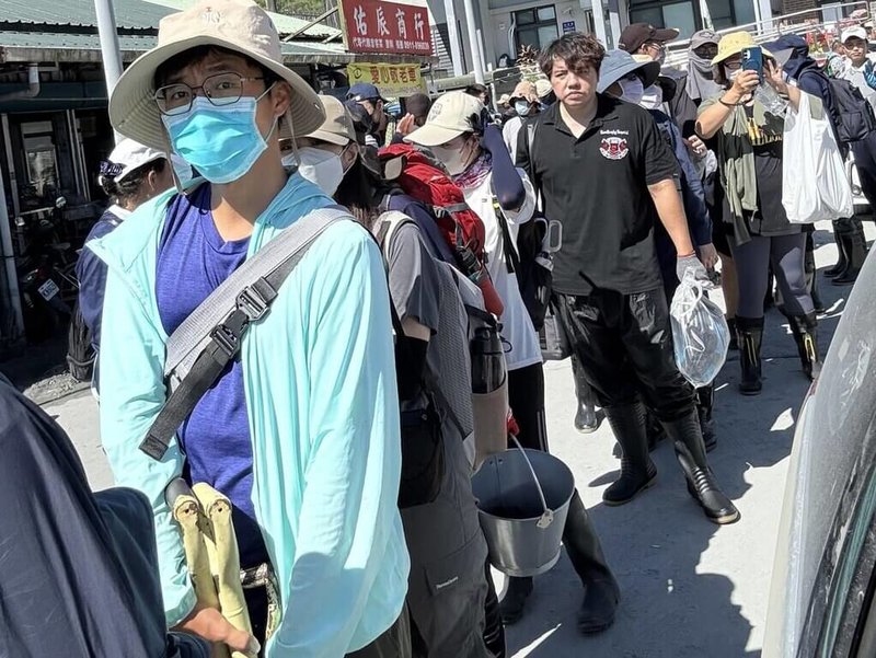 花蓮馬太鞍溪堰塞湖溢流重創光復鄉，立委陳瑩連4天進入災區送物資、號召醫療資源，27日上午她搭車火車前往光復鄉時看到同列車民眾大部分都是穿雨鞋、拿鏟子，讓她很感動。（陳瑩提供）中央社記者盧太城台東傳真 114年9月27日