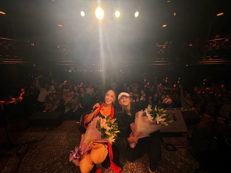 金曲歌后舞思愛(前排左)與知名樂手明馬丁(前排右)寵愛粉絲,兩人在印度開唱後,與現場觀眾拍起大合照。(愛玩音樂有限公司提供)中央社記者李晉緯新德里傳真 114年9月27日