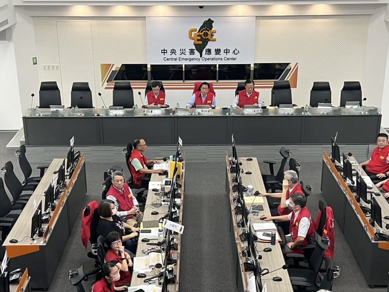中央災害應變中心27日召開花蓮馬太鞍溪堰塞湖專案會議,中央災變中心表示,將持續協助災區復原清理環境、及協助前往當地救援志工交通疏導等作為。(中央災變中心提供)中央社記者劉建邦傳真 114年9月27日