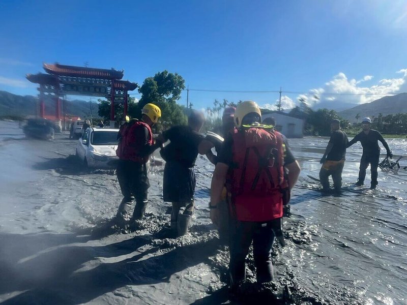 設籍新竹縣原住民族，本人、配偶及其三親等屬為花蓮縣馬太鞍溪堰塞湖溢流事故受災戶，導致工作受影響或家戶生計陷於困境者，可向新竹縣政府申請最高補助新台幣1萬元。圖為竹縣消防人員赴花蓮支援救難情形。（新竹縣政府提供）中央社記者魯鋼駿傳真 114年9月27日