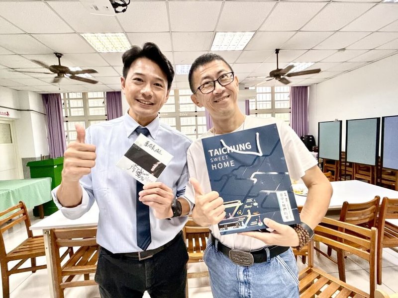 90年代與林志炫合組「優客李林」成名的歌手李驥（右），遷居台中後常以公車代步，台中市交通局長葉昭甫（左）歡迎李驥成為公車愛用者。（台中市政府提供）中央社記者郝雪卿傳真  114年9月27日