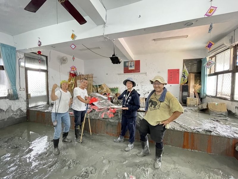 花蓮縣馬太鞍溪堰塞湖溢流釀災，光復鄉受災嚴重，無黨籍花蓮縣議員楊華美（右2）親率志工團隊一同清理活動中心，清理完畢後將當作物資存放中心。（楊華美提供）中央社記者張祈傳真　114年9月27日