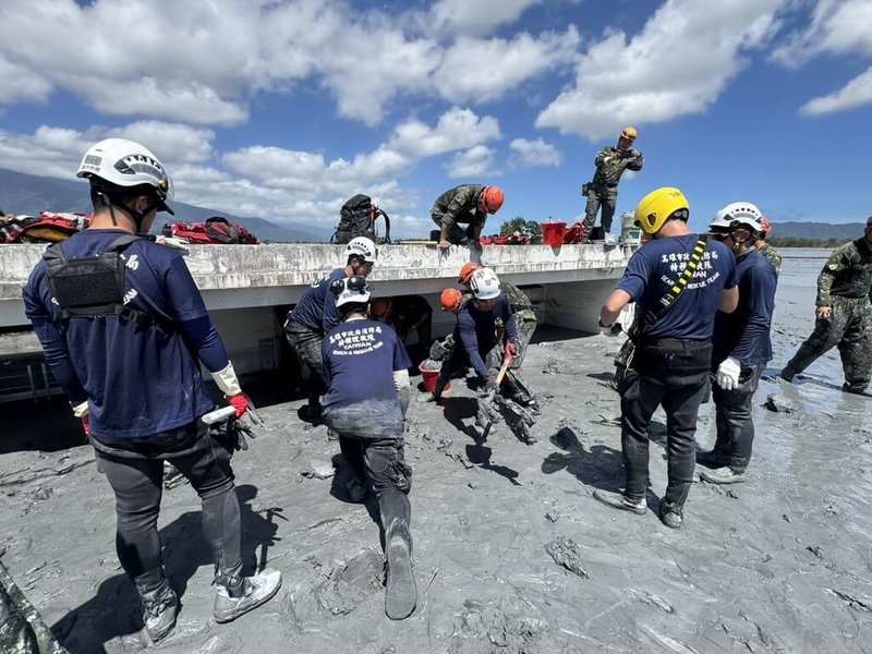 住在花蓮縣光復鄉佛祖街的87歲黃姓婦人23日遭遇堰塞湖溢流,房屋遭大量泥沙淹沒,高雄市特搜人員與國軍特戰隊挺進搜救,27日下午在屋內神明廳下尋獲黃婦遺體,後續以圓鍬、徒手挖掘方式順利將遺體移出。(高雄市消防局提供)中央社記者張已亷傳真 114年9月27日