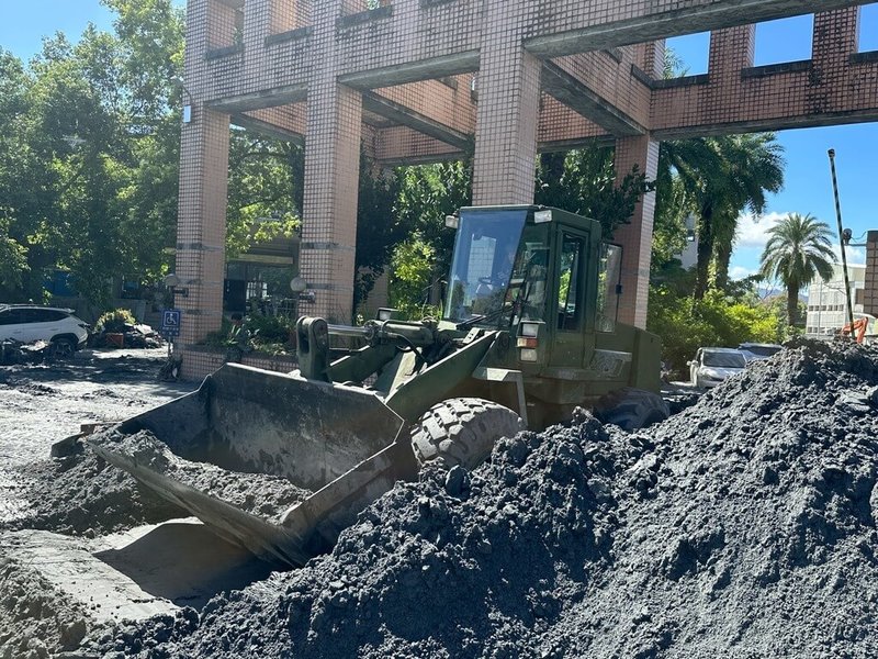 國軍第5作戰區陸軍52工兵群投入花蓮光復災區執行道路清淤作業。(國軍第5作戰區提供)中央社記者吳書緯傳真 114年9月27日