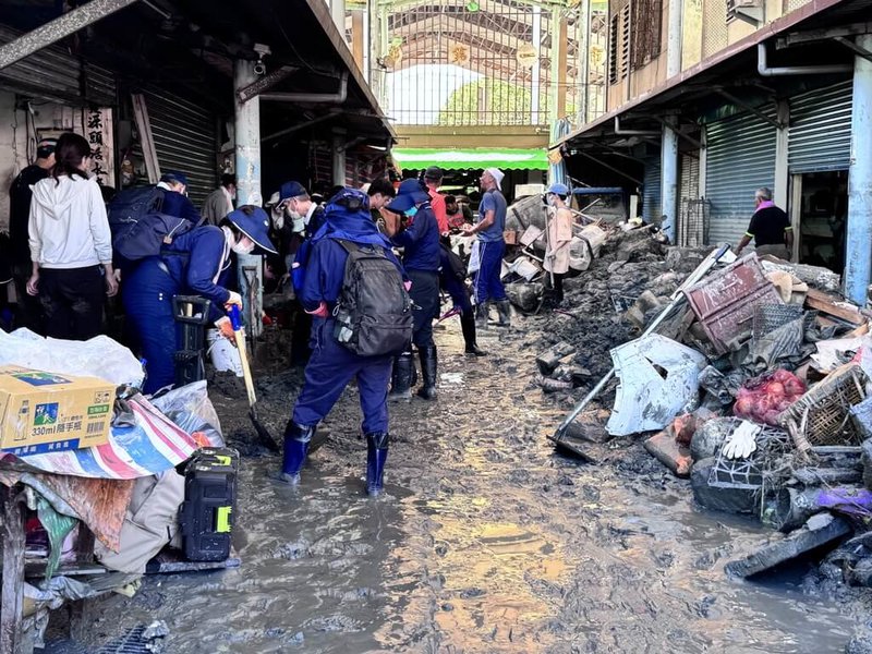 花蓮馬太鞍溪堰塞湖溢流釀災，重創光復鄉，各地愛心持續湧入，27日有數千名「鏟子超人」響應慈濟基金會動員，協助清理災區民宅。（慈濟基金會提供）中央社記者林巧璉傳真  114年9月27日