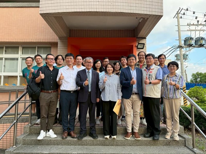 屏東縣長周春米（前中）與教育部長鄭英耀（前左3）27日一同與屏南地區中小學校長座談，共同為屏東的教育未來擘劃藍圖。（屏東縣政府提供）中央社記者李卉婷傳真　114年9月27日