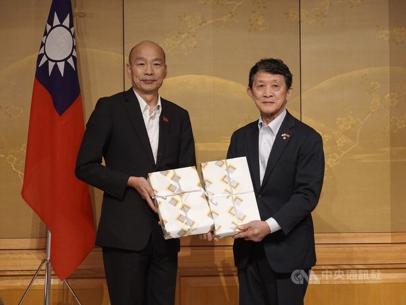 立法院長韓國瑜(左)率領朝野立委訪日,26日晚間出席駐日代表李逸洋所設的歡迎宴。宴會上,帶領乾杯的日本中華聯合總會會長羅鴻健(右)說,牢記去年雙十國慶韓國瑜所說的話:「中華民國是我們的國,美麗台灣是我們的家,中華文化是我們的根,自由民主是我們的寶」。中央社記者楊明珠東京攝 114年9月27日