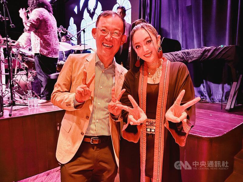 台灣與印度互設代表處30週年之際,金曲歌后舞思愛(右)到印度演唱,為這份友誼獻上祝福,並與駐印度代表陳牧民(左)合影。中央社記者李晉緯新德里攝 114年9月27日